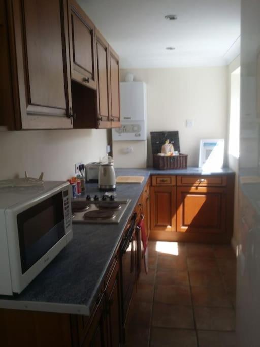 Large Countryside Home Tow Law Bagian luar foto