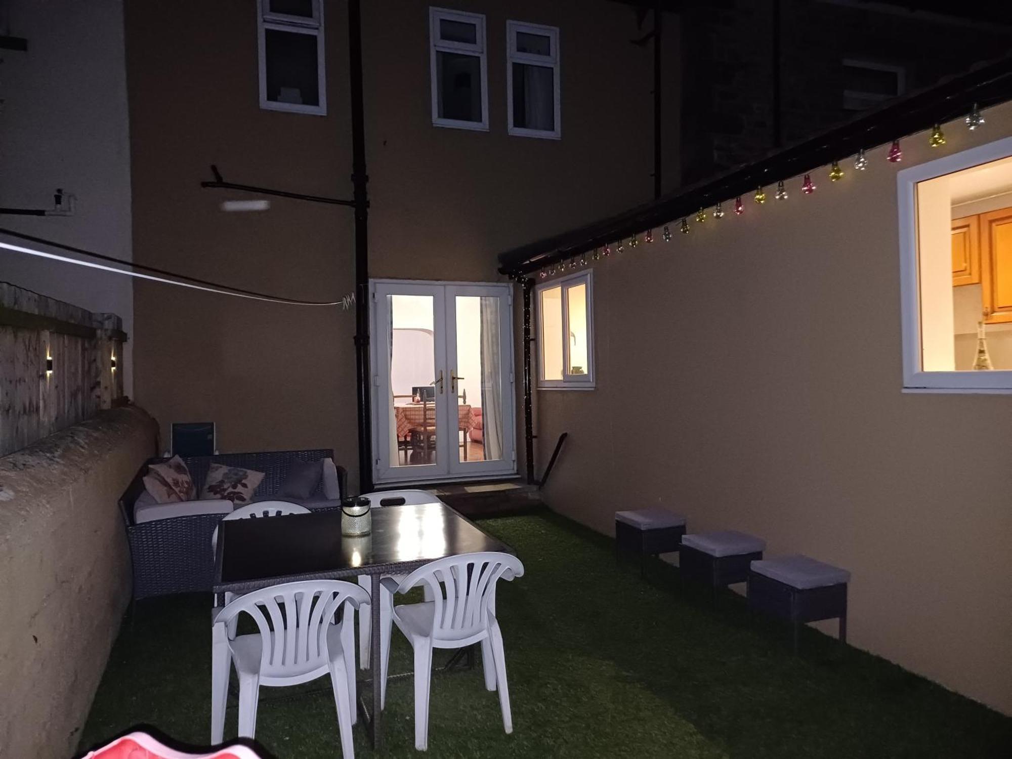 Large Countryside Home Tow Law Bagian luar foto